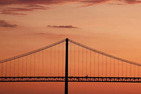 sagoma del ponte, ponte, nuvole, cielo, tramonto, cielo serale, crepuscolo, rosso, arancia, umore, architettura, tejo, ponte - struttura fatta dall'uomo, connessione, struttura costruita, ponte sospeso, mezzi di trasporto, destinazioni di viaggio, natura, acqua, ingegneria, nuvola - cielo, turismo, mare, scenics - natura, viaggio, all'aperto, paesaggio urbano, 5K, CC0, dominio pubblico, privo di copyright