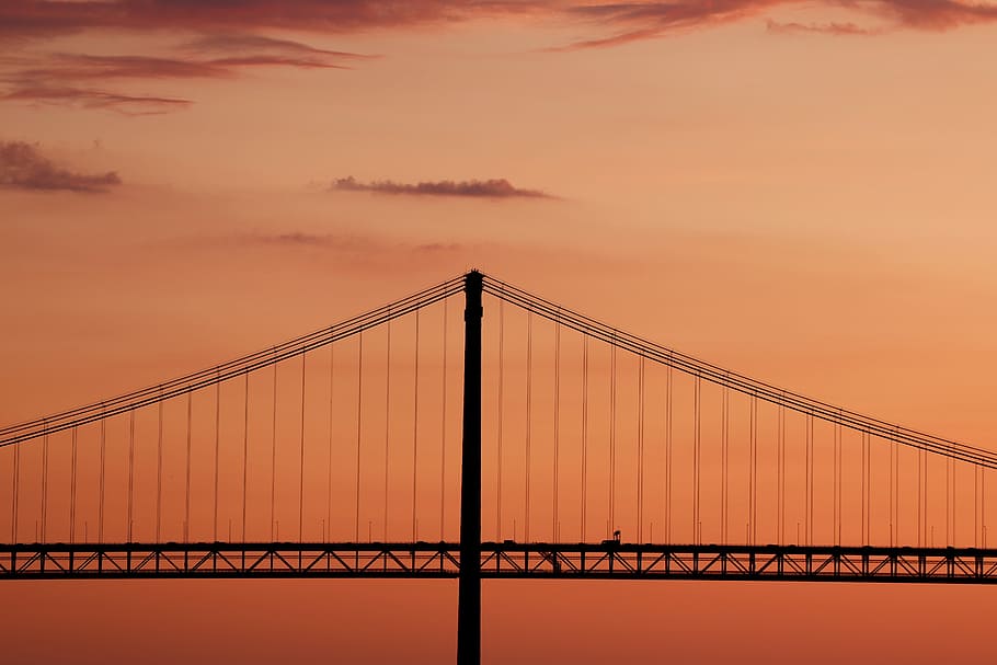 silueta del pont, pont, núvols, cel, posta de sol, cel de la nit, crepuscle, vermell, taronja, humor, arquitectura, tejo, pont - estructura feta per l'home, connexió, estructura construïda, Pont en suspensió, transport, destinacions de viatge, naturalesa, aigua, enginyeria, vespre, núvol - cel, turisme, mar, escenics - natura, viatjar, a l'aire lliure, paisatge urbà, 5K