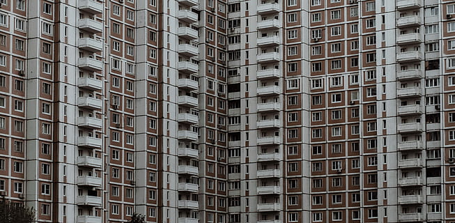 Marrone, bianca, grattacielo, calcestruzzo, costruzione, foto ravvicinata, alto, sorgere edifici, modello, Mosca, edifici, finestre, balconi, architettura, esterno dell'edificio, fotogramma intero, struttura costruita, sfondi, città, quartiere residenziale, appartamento, giorno, Inquadratura dal basso, nessuno, finestra, di fila, balcone, all'aperto, ripetizione, condizionatore, vita di città, edificio per uffici esterno, 5K, CC0, dominio pubblico, privo di copyright