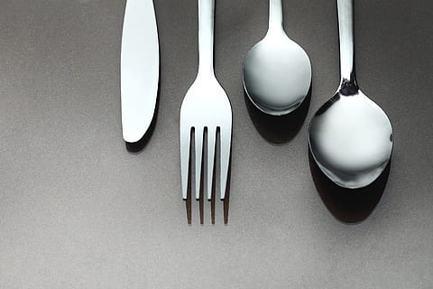 Löffel, Gabel, Geschirr, silberfarben, Küchenutensilien, Tischmesser, Besteck, Metall, Haushaltsausstattung, Essgeschirr, Gruppe von Objekten, drinnen, keine Leute, Tabelle, Stillleben, Essen und Trinken, Seite an Seite, Lebensmittel, Messer, Studioaufnahme, direkt darüber, Nahansicht, stehlen, Rahmen, schwarzer Hintergrund, 1080P, CC0, gemeinfrei, lizenzfrei