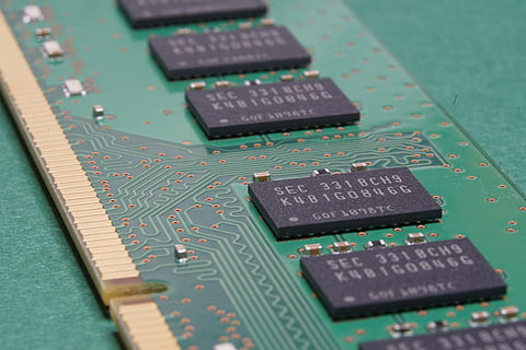 vert, noir, carte dimm, Mémoire, ordinateur, composant, pcb, Industrie électronique, circuit imprimé, puce informatique, fermer, La technologie, personne, équipement informatique, à l'intérieur, carte mère, partie informatique, nature morte, équipement, lien, mise au point sélective, couleur verte, industrie, table, complexité, métal, équipement électrique, composant électrique, 5K, CC0, domaine public, libre de droits