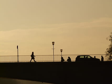 Brücke, Mensch, Profil, Silhouette, Netz, Straßenlampe, Gegenlicht, Alltagsleben, Stadt, Straße, Leben, Geländer, Brücke - künstliche Struktur, Gehen, Transport, draußen, Himmel, gebaute Struktur, die Architektur, Natur, eine Person, Lebensstile, Sonnenuntergang, echte Menschen, Freizeitbeschäftigung, Strassenlicht, Verbindung, Sport, 2K, CC0, gemeinfrei, lizenzfrei