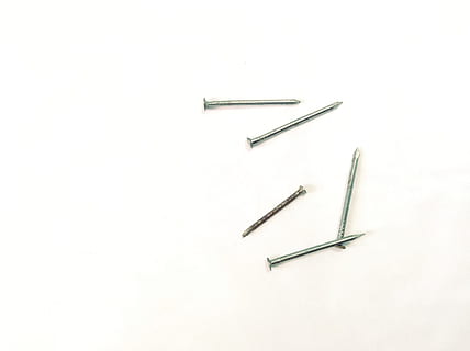 Nägel, Hammer, Werkzeug, Uhr, Nahansicht, Metall, keine Leute, Studioaufnahme, stehlen, weißer Hintergrund, ordentlich, Ausrüstung, drinnen, Richtigkeit, Stillleben, Arbeitsgerät, kopieren sie platz, High Angle View, Gruppe von Objekten, direkt darüber, einzelnes Objekt, ausgeschnitten, Tabelle, Muster, Minutenzeiger, 2K, CC0, gemeinfrei, lizenzfrei