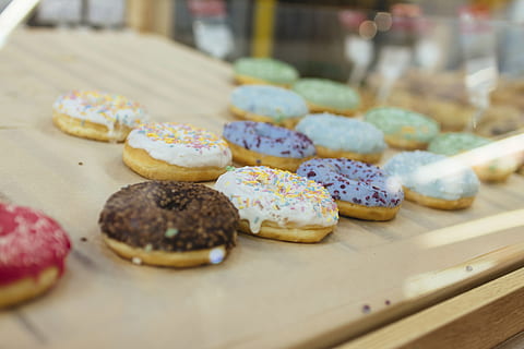 Doces, granulados, chocolate, pão, pastelaria, donuts, vidro, mesa, comida e bebida, Comida, comida doce, indulgência, doce, frescura, cozido, sobremesa, tentação, bolo, foco seletivo, pronto para comer, alimentação pouco saudável, ainda vida, dentro de casa, ninguém, escolha, variação, fechar-se, bandeja, lanche, 5K, CC0, domínio público, royalty free