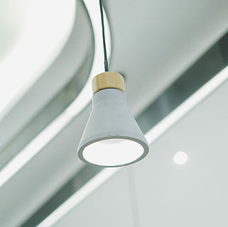 plafoniera bianca, grigio, lampada a sospensione, dentro, camera, luce, infisso, design, interno, in casa, nessuno, soffitto, sospeso, avvicinamento, Inquadratura dal basso, elettricità, cavo, singolo oggetto, attrezzatura per l'illuminazione, luce elettrica, tecnologia, connessione, concentrarsi sulle conoscenze acquisite, assistenza sanitaria e medicina, Colore bianco, natura morta, ospedale, tavolo, materiale elettrico, 4K, CC0, dominio pubblico, privo di copyright