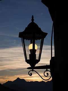 Laterne, Licht, Beleuchtung, Abend, Jaufenpass, hohes Kreuz oben, Lampe, historische Straßenbeleuchtung, kleines Kreuz oben, Himmel, Silhouette, Sonnenuntergang, wolke - himmel, Natur, orange Farbe, Lichtanlage, draußen, Schönheit in der Natur, Flachwinkelansicht, echte Menschen, Berg, Freizeitbeschäftigung, eine Person, Lebensstile, Szenen - Natur, nicht erkennbare Person, die Architektur, elektrische Lampe, 4K, CC0, gemeinfrei, lizenzfrei