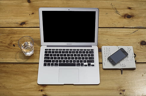 apel, komputer, perangkat, minum, iphone, laptop, Macbook Air, maket, buku catatan, notes, catatan, kertas, layar, teknologi, kerja, meja, koneksi, teknologi nirkabel, komunikasi, bahan kayu, perangkat informasi portabel, dalam ruangan, tidak ada orang, tampilan sudut tinggi, tepat di atas, perangkat komputer, masih hidup, ponsel pintar, telepon genggam, layar perangkat, layar komputer, keyboard, 5K, CC0, domain publik, bebas royalti