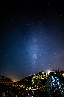 Natura, niebo, noc, ciemny, astronomia, wieczór, idylliczny, oświetlony, sceniczny, nauka, gwiaździste niebo, gwiazdy, cichy, na zewnątrz budynku, architektura, zbudowana struktura, gwiazda - przestrzeń, budynek, Miasto, dzielnica mieszkaniowa, przestrzeń, żadnych ludzi, scenics - natura, gwiazda, piękno natury, Góra, niebieski, na dworze, pejzaż miejski, 4K, CC0, domena publiczna, darmowe zdjęcia