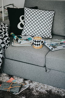 descansando, revistas, vaso, café, taza de cafe, interior, relajante, leyendo, hora, sofá, tarde, arte del cafe, almohada, adentro, cómodo, cuarto doméstico, interior de la casa, mueble, decoración, nadie, sala, apartamento, amortiguar, moderno, cama, día, de cerca, naturaleza muerta, representación, zapato, Arte y artesanía, vista de alto ángulo, representación animal, Moda, juguete, animal, antropomórfico, textil, gato, Gafas de sol, 4K