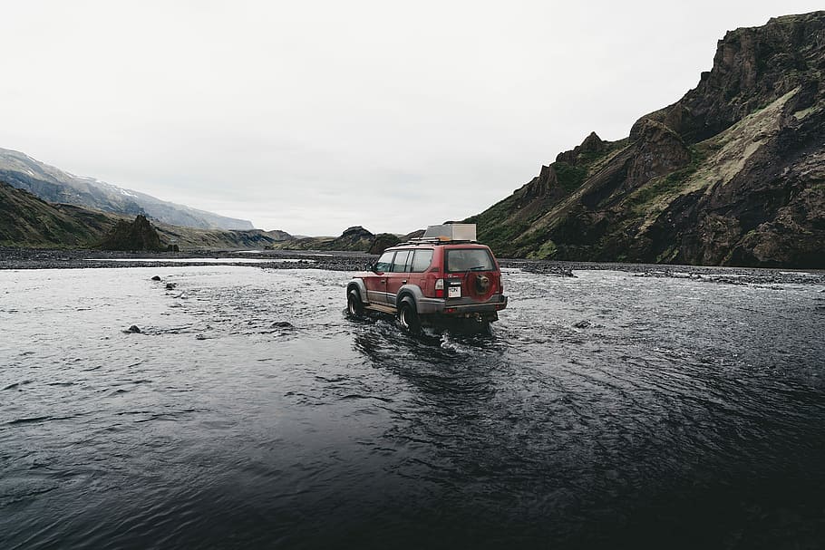 rosso, suv, acqua, montagna, giorno, in esecuzione, rive, accanto, attraversamento, alveo, fiume, veicolo, auto, 4x4, paesaggio, Islanda, viaggio su strada, sfida, nube, pendio, collina, mezzi di trasporto, modo di trasporto, cielo, natura, bellezza nella natura, ambiente, nuvola - cielo, scenics - natura, roccia, roccia - oggetto, la tranquillità, nessuno, nave nautica, la neve, all'aperto, 5K