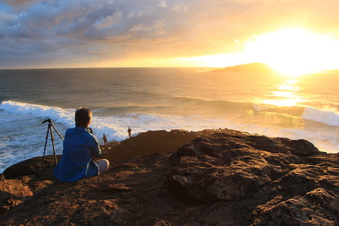 Meer, Dämmerung, Landschaft, Natur, Australien, hinterleuchtet, Strand, Felsblock, Cliff, Wolken, Küste, Küsten, Tageslicht, Abend, Horizont, Wahrzeichen, Achtung, natürlich, Ozean, draußen, Menschen, Fotografie, Queensland, Erholung, Rock, seelandschaft, Himmel, Sonne, Sonnenuntergang, Reise, Stativ, Wasser, Wellen, Rock - Objekt, Schönheit in der Natur, solide, Freizeitbeschäftigung, Rückansicht, Lebensstile, eine Person, Szenen - Natur, Sitzung, echte Menschen, Land, Horizont über Wasser, Blick auf Ansicht, 2K, CC0, gemeinfrei, lizenzfrei