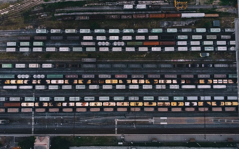 ull d'ulls, veure la fotografia, cotxes, aèria, contenidors de càrrega, tren, pista de tren, pati de trens, cotxe de tren, vagó de tren, estació de tren, ferrocarril, estació, vista del drone, fila, patró, kiev, aire mavic, mavic, поезда, вокзал, ciutat, ua, украина, foto del drone, arquitectura, exterior de l'edifici, estructura construïda, transport, manera de transport, cap gent, edifici, transport per ferrocarril, marc complet, a l'aire lliure, dia, pista, vies del ferrocarril, en fila, vista d’angle alt, automòbil, transport públic, finestra, fons, 2K