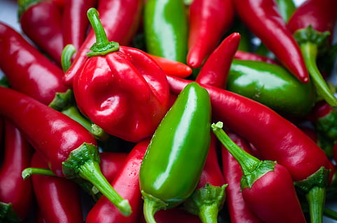 Grün, rot, Chili, Habanero, Scharf, Schoten, Gemüse, Essen, Lebensmittel, Habaneropfeffer, Jalapeno, Paprika, Essen und Trinken, Frische, grüne Farbe, Pfeffer, würzen, Chili-Pfeffer, große gruppe von gegenständen, Nahansicht, rote Chilischote, Markt, Verkauf, Fülle, Wohlbefinden, keine Leute, Vollbild, gesundes Essen, Hintergründe, reif, 4K, CC0, gemeinfrei, lizenzfrei