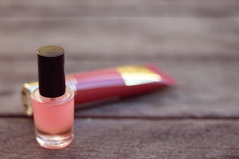 růžová manikúra láhev, růžový, manikúra, láhev, kosmetický výrobek, móda, makeup, rtěnka, půvab, detail, krása, lak na nehty, luxus, osobní příslušenství, růžová barva, elegance, Červené, nikdo, napít se, alkohol, jídlo a pití, občerstvení, sklenka, nápojová sklenice, vybavení domácností, jeden objekt, uvnitř, jídlo, zaměřit se na popředí, kopie prostor, dřevo - materiál, papír, kontejner, 1080P, CC0, veřejná doména, bez autorských práv