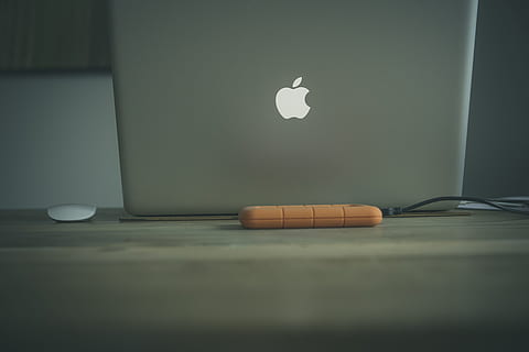 MacBook activat, beix, taula, portàtil, quadern, ordinador, mac, poma, MacBook Air, mínim, minialistisch, treballar, teclat, auriculars, tecnologia, duplicació, oficina, lloc de treball, oficina a casa, estil, hipster, tecnologia sense fils, comunicació, connexió, equips informàtics, cap gent, a l'interior, Ratolí de l'ordinador, teclat d’ordinador, escriptori, Internet, natura morta, negocis, xarxa d’ordinadors, enfocament selectiu, 5K, CC0, domini públic, lliure de regalies