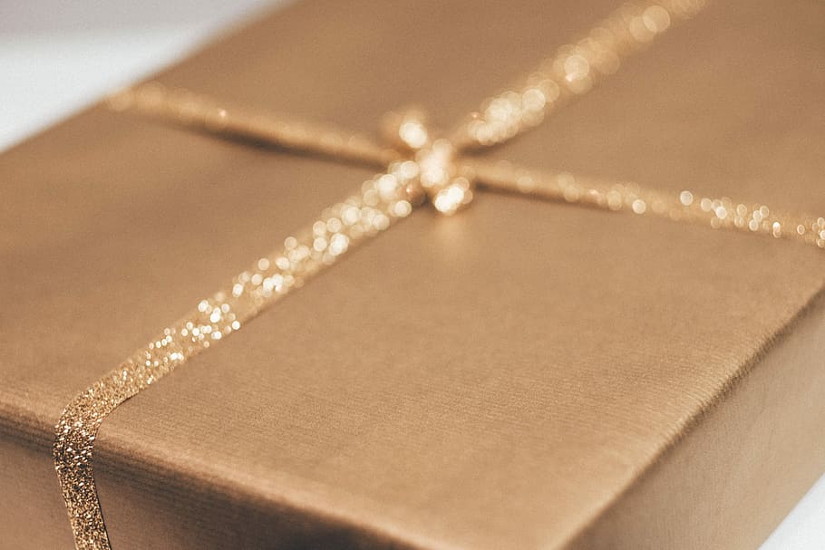 caixa de regal marró, foto de primer pla, marró, Caixa de regal, paquet, present, cinta, or, aniversari, regal, Caixa, caixa-contenidor, regal d'aniversari, paper, a l'interior, riquesa, primer pla, joieria, arc, cap gent, llaç de llaç, collaret, luxe, cinta: objectes de cosir, sol objecte, paper de regal, joies de perles, despesa, ornamentat, 5K