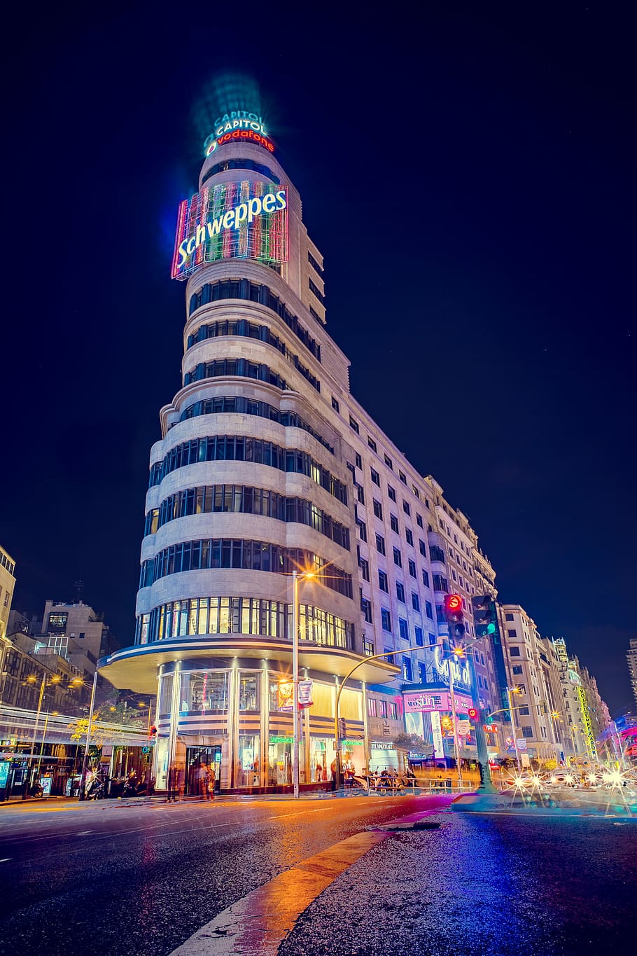 gris, schweppes que construeixen llums d'encès, nit, blanc, pintat, edifici, schweppes, madrid, arquitectura, semàfors, exterior de l'edifici, il·luminat, estructura construïda, ciutat, cel, naturalesa, destinacions de viatge, vista d’angle baix, cap gent, vespre, a l'aire lliure, modern, exterior d’edifici d’oficines, carrer, torre, oficina, cel clar, gratacels, 5K