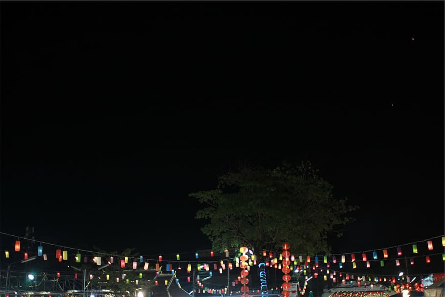 assorted-color string lights, photo, multicolored, hanging, decor, string lights, lanterns, dark, night, sky, large group of people, crowd, people, lifestyles, illuminated, leisure activity, real people, men, travel destinations, tree, copy space, group of people, plant, architecture, nature, celebration, lighting equipment, city, outdoors, adult, light, 1080P