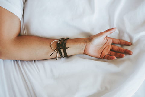 persoon, vervelend, zwart, grijs, armband, aan het liegen, wit, textiel, arm, hand-, bed, sheets, slapen, moe, een persoon, volwassen, binnenshuis, menselijk lichaamsdeel, midsection, menselijke hand, detailopname, studio opname, lichaamsdeel, vrouw, witte kleur, bezit, jonge volwassene, gezondheidszorg en medicijnen, emotie, linnen, 1080P, CC0, publiek domein, royaltyvrij