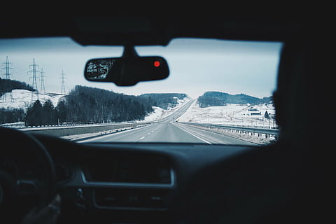 gris, concret, carretera, vista del parabrisa, conduir, cotxe, parabrisa, hivern, fred, velocitat, automòbil, transport, moviment, trànsit, viatjar, ràpid, cotxe de conducció, viatge, direcció, vehicle, conducció de cotxes, manera de transport, interior del vehicle, neu, vidre - material, temperatura de fred, en moviment, interior del cotxe, transparent, vehicle terrestre, cap gent, naturalesa, a l'interior, punt de vista del cotxe, muntanya nevada, nevar, 4K, CC0, domini públic, lliure de regalies