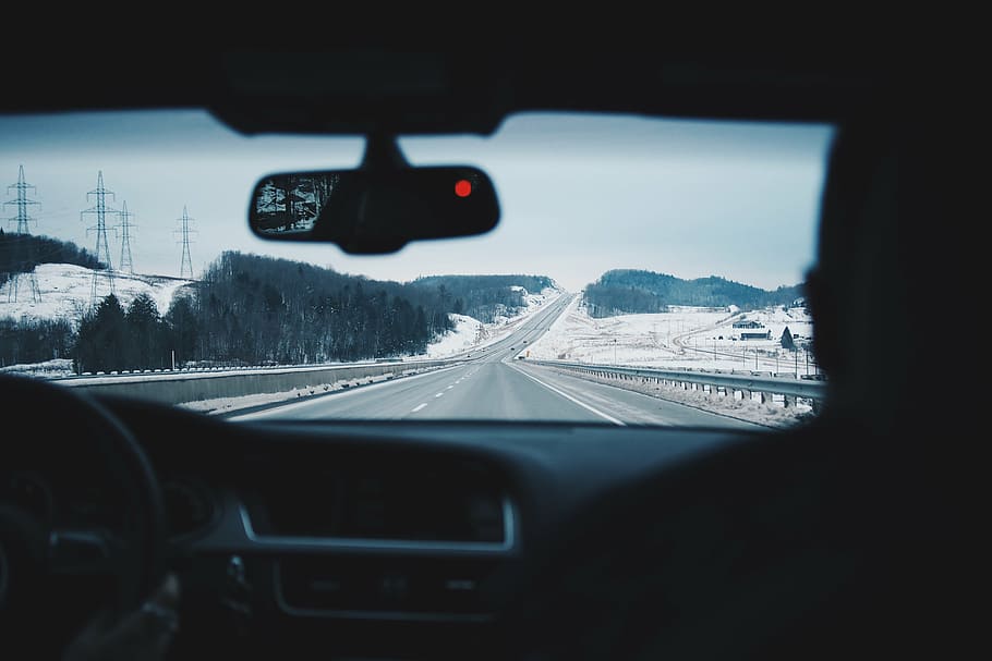 gris, concret, carretera, vista del parabrisa, conduir, cotxe, parabrisa, hivern, fred, velocitat, automòbil, transport, moviment, trànsit, viatjar, ràpid, cotxe de conducció, viatge, direcció, vehicle, conducció de cotxes, manera de transport, interior del vehicle, neu, vidre - material, temperatura de fred, en moviment, interior del cotxe, transparent, vehicle terrestre, cap gent, naturalesa, a l'interior, punt de vista del cotxe, muntanya nevada, nevar, 4K