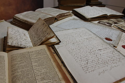 alt, Skript, Papier-, Buch, altes Skript, Text, Antiquität, Musik Note, keine Leute, Veröffentlichung, Kommunikation, Bildung, drinnen, Tabelle, Religion, öffnen, Seite, Spiritualität, Stillleben, Glauben, Nahansicht, High Angle View, die Vergangenheit, Lehrbuch, studieren, 5K, CC0, gemeinfrei, lizenzfrei