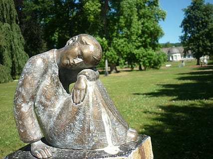parque, escultura, descanso, pensando, estatua, Arte y artesanía, planta, representación, árbol, día, centrarse en primer plano, naturaleza, nadie, representación humana, arquitectura, creatividad, arte, luz del sol, parque - espacio hecho por el hombre, al aire libre, 2K, CC0, dominio público, libre de derechos
