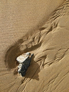 piasek, wzór, plaża, fala, strumień, marszczyć, teksturowane, cień, płynący, erozja, spadanie, strumyczek, odpływ, pływ, granulka, Wybrzeże, linia brzegowa, wylądować, wysoki kąt widzenia, Natura, żadnych ludzi, światło słoneczne, dzień, spokój, pustynia, krajobraz, piękno natury, brązowy, scenics - natura, na dworze, tła, pełna ramka, wydma, suchy klimat, klimat, 2K, CC0, domena publiczna, darmowe zdjęcia