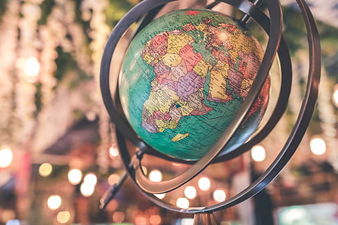 foto ravvicinata, globo terrestre, macrofotografia, Mappamondo, globo, bokeh, mondo, Esplorare, viaggio, concentrarsi sulle conoscenze acquisite, sfera, globo - Oggetto creato dall'uomo, illuminato, avvicinamento, nessuno, attrezzatura per l'illuminazione, natura, all'aperto, giorno, cerchio, forma geometrica, forma, metallo, pianeta Terra, multicolore, comunicazione, albero, connessione, 5K, CC0, dominio pubblico, privo di copyright