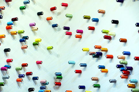 threads, kleur, verbinding, verbondenheid, kleur spoel, garen, spoel, kleurrijk, kunst installatie, installatie, kunst, biennale, gezondheidszorg en medicijnen, biologie, wetenschap, geen mensen, reageerbuis, Onderzoek, grote groep objecten, multi gekleurd, hoge hoekmening, binnenshuis, variatie, opleiding, in een rij, dag, keuze, muur - bouwfunctie, overvloed, rood, volledig kader, tafel, sport, 4K, CC0, publiek domein, royaltyvrij