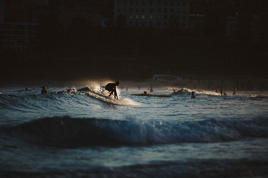silhuet, folk surfer, bølger, mand surfing, solnedgang, surf, strand, bølge, mørk, nat, pause, sport, ekstrem, hav, ocean, vand, lys, afspejling, guld, by, Australien, wafe, bondi, sydney, nautiske fartøj, bevægelse, transportmidler, vandsport, mennesker, natur, rejse, eventyr, transportform, på farten, udendørs, gruppe af mennesker, surfing, 5K