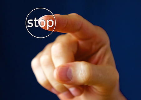 persona, mano destra, fermare, sovrapposizione di testo, mano, dito, pulsante, interruttore, contenente, mano umana, parte del corpo umano, girato in studio, una persona, sfondo colorato, comunicazione, adulto, tecnologia, in casa, dito umano, parte del corpo, connessione, sicurezza, blu, avvicinamento, singolo oggetto, premi il bottone, 1080P, CC0, dominio pubblico, privo di copyright