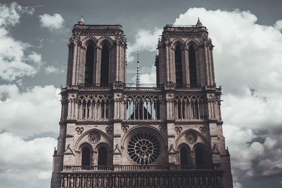 Notre Dame, edificio in cemento grigio, architettura, Cattedrale, Gotico, nuvoloso, architetto, Torre, Parigi, Chiesa, arco, Francia, 13 ° secolo, rosone, architettonico, in viaggio, storico, storia, nuvola - cielo, cielo, esterno dell'edificio, struttura costruita, religione, natura, credenza, costruzione, Inquadratura dal basso, spiritualità, il passato, luogo di culto, giorno, destinazioni di viaggio, viaggio, nessuno, all'aperto, colonna architettonica, stile gotico, antica civiltà, 2K