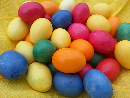 Ostereier, Frühling, Dekoration, Ostern, Eier, Feier, Urlaub, traditionell, Symbol, saisonal, Tradition, Religion, Ei, bunt, dekorativ, April, Farbe, Gelb, verziert, Jahreszeit, gemalt, Osterzeit, Grün, mehrfarbig, große gruppe von gegenständen, Osterei, Variation, Lebensmittel, Essen und Trinken, Stillleben, High Angle View, drinnen, keine Leute, Wahl, Süßes Essen, Fülle, Süss, ungesunde Ernährung, Versuchung, 2K, CC0, gemeinfrei, lizenzfrei