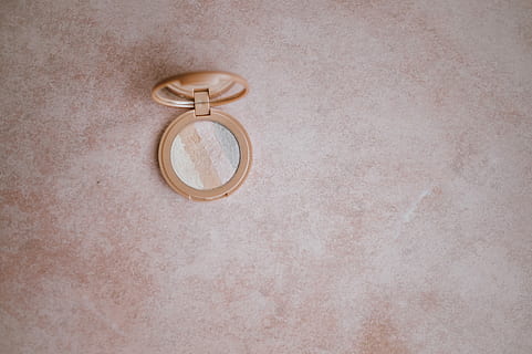 lave, pulver, highlighter, compactmirror, rund, grå, indrammet, spejl, overflade, kompakt, makeup, afspejling, ingen mennesker, indendørs, ring, kærlighed, emotion, smykker, cirkel, positive følelser, guldfarvet, baggrunde, bryllup, geometrisk form, vielsesring, kopiere plads, høj vinkel visning, guld, studio skud, antik, form, tekstureret, udsmykkede, luksus, valentins dag - ferie, 4K, CC0, offentligt domæne, royaltyfrie