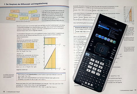 Grafikrechner, Buch, Mathematik, Schule, lernen, Anzahl, Arithmetik, Zahlen, Geometrie, Lehren, mathematisch, Geschäft, dokumentieren, Daten, Technologie, kabellose Technologie, Kommunikation, keine Leute, Papier-, Finanzen, Großunternehmen, Diagramm, Graph, Text, Verbindung, Wahl, drinnen, Taschenrechner, Nummer, westliche Schrift, Liniendiagramm, Bericht, 2K, CC0, gemeinfrei, lizenzfrei