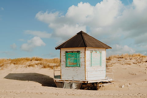 gammel, hytte, sandstrand, hvid, træ-, skur, kysten, dagtimerne, himmel, strand, sand, græs, Sky, tag, lukker, gul, blå, vindue, grøn, Foto, hus, jord, sky - himmel, bygget struktur, natur, ingen mennesker, arkitektur, dag, scenics - natur, udendørs, ikke-urbane scene, miljø, ro, bygning udvendig, rolig scene, sollys, træ - materiale, tørt klima, kabine, 2K, CC0, offentligt domæne, royaltyfrie
