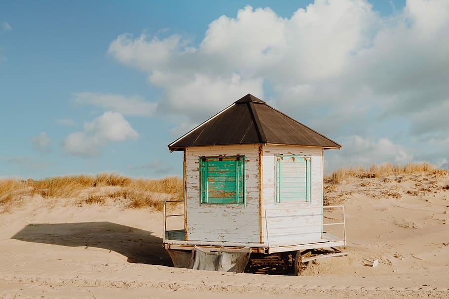 gammel, hytte, sandstrand, hvid, træ-, skur, kysten, dagtimerne, himmel, strand, sand, græs, Sky, tag, lukker, gul, blå, vindue, grøn, Foto, hus, jord, sky - himmel, bygget struktur, natur, ingen mennesker, arkitektur, dag, scenics - natur, udendørs, ikke-urbane scene, miljø, ro, bygning udvendig, rolig scene, sollys, træ - materiale, tørt klima, kabine, 2K