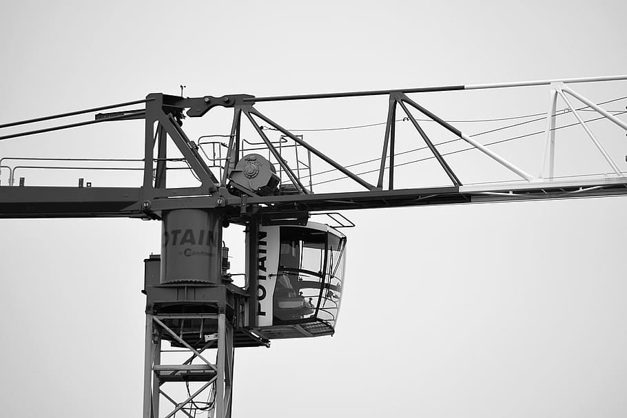grua de metall buida, grua, treballar, lloc, equipament, aixecament, edifici, blanc i negre, treballadors, treballant a l’altura, construcció, grua - maquinària de construcció, industria de la construcció, indústria, arquitectura, cel, estructura construïda, maquinària, naturalesa, lloc de construcció, metall, aigua, transport, cap gent, vista d’angle baix, desenvolupament, dia, còpia espai, a l'aire lliure, maquinària de construcció, cel clar, acer, equipament industrial, aliatge, equips de construcció, 5K