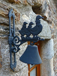 Eingangsglocke, Objekt, draußen dekorieren, Eisen, Metall, Ente, Tür, freundlich, die Architektur, alt, keine Leute, Wandbau - Funktion, Tag, gebaute Struktur, Kunst und Handwerk, Tierdarstellung, Darstellung, Schutz, Wand, Nahansicht, draußen, Sicherheit, Vogel, Kreativität, Natur, Gebäudehülle, Steinwand, Schmiedeeisen, 2K, CC0, gemeinfrei, lizenzfrei