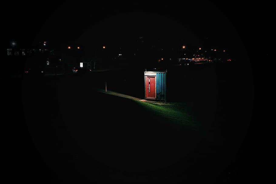 rosso, porta, capannone, prese, notte, luce led accesa, al di fuori, luce, illuminato, architettura, struttura costruita, città, esterno dell'edificio, nessuno, buio, copia spazio, costruzione, natura, all'aperto, attrezzatura per l'illuminazione, strada, erba, cielo, mezzi di trasporto, multicolore, luce - fenomeno naturale, 4K
