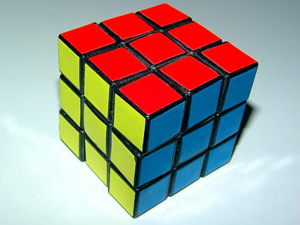 kostka rubika, rubik, sześcian, czerwony, żółty, niebieski, zabawka, kształt geometryczny, kształt kostki, wielobarwne, blok, kształt, kształt bloku, blok zabawek, wewnątrz, puzzle, projekt, studio strzał, zbliżenie, żadnych ludzi, kwadratowy kształt, martwa natura, wzór, drewno - materiał, 1080P, CC0, domena publiczna, darmowe zdjęcia