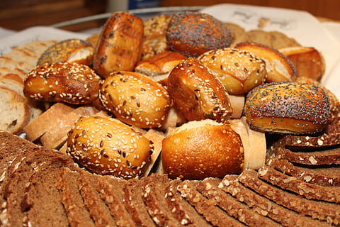 Haufen Gebäck, rollen, Brotkorb, Roggen, Brot, Vollkornbrot, Scheibe, Lebensmittel, Brotscheibe, Grundnahrungsmittel, braun, Bäckerei, Frische, Frühstück, Gourmet, Sesam, Brötchen, Essen und Trinken, Nahansicht, keine Leute, fertig für den Verzehr, drinnen, gebacken, Stillleben, Sesamsamen, Genuss, Fast Food, Süßes Essen, Fokus auf den Vordergrund, ungesunde Ernährung, selektiver Fokus, Samen, Snack, Versuchung, 5K, CC0, gemeinfrei, lizenzfrei