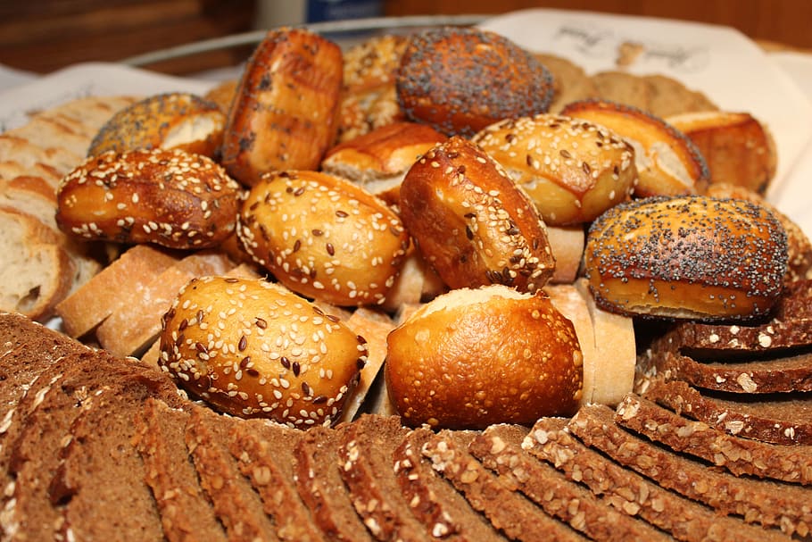 grapat de pastissos, rodar, cistella de pa, sègol, pa, pa marró, disc, menjar, llesca de pa, aliment bàsic, marró, fleca, frescor, esmorzar, gourmet, sèsam, bun, menjar i beguda, primer pla, cap gent, llest per menjar, a l'interior, al forn, natura morta, llavor de sèsam, indulgència, menjar ràpid, menjar dolç, centrar-se en primer pla, menjar poc saludable, enfocament selectiu, llavor, berenar, temptació, 5K