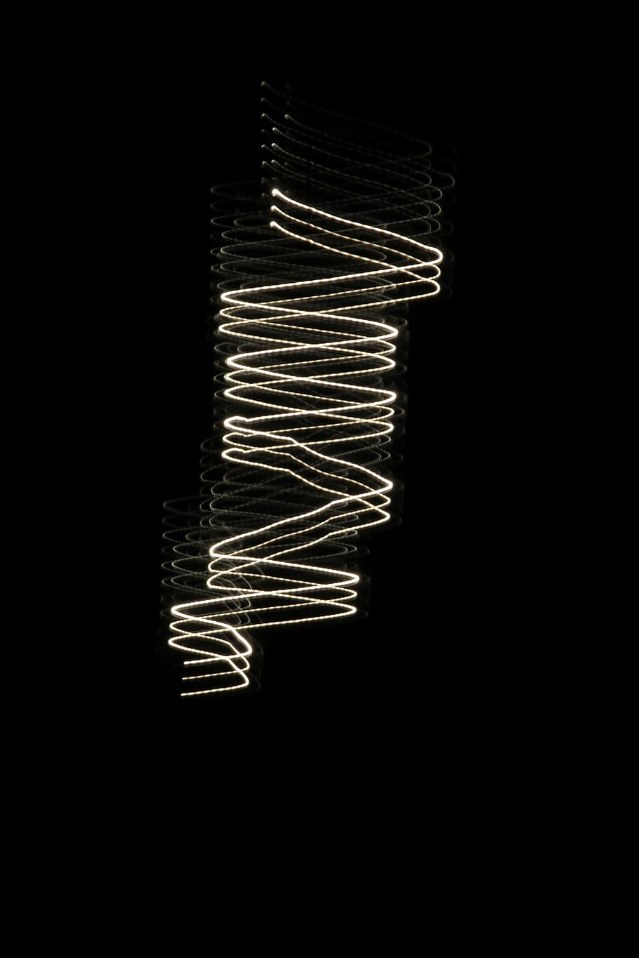 luce, spirale, buio, astratto, giù, in su, notte, girato in studio, sfondo nero, illuminato, nessuno, tecnologia, filamento, avvicinamento, giorno, copia spazio, in casa, modello, lunga esposizione, luce - fenomeno naturale, raggiante, movimento, riflessione, metallo, pittura leggera, natura, attrezzatura per l'illuminazione, creatività, 5K