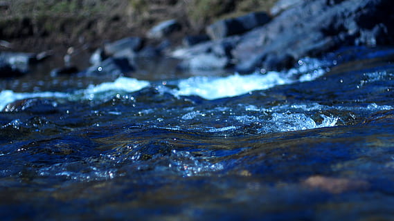 riu, primavera, aigua, naturalesa, cap gent, enfocament selectiu, moviment, dia, primer pla, aigua que flueix, sòlid, bellesa a la natura, a l'aire lliure, esport, terra, rock, esport aquàtic, medi ambient, temperatura de fred, rierol: aigua que flueix, nivell superficial, puresa, que flueix, 2K, CC0, domini públic, lliure de regalies