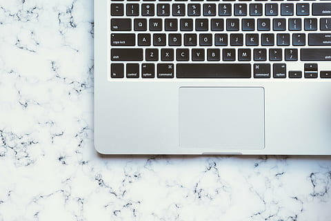 MacBook, Marmoroberfläche, Laptop, Apfel, Tastatur, Technologie, Mac, Anwendung, Software, Hardware-, Marmor, Geschäft, Computer Tastatur, kabellose Technologie, Computer, Kommunikation, Verbindung, Computerschlüssel, Internet, keine Leute, tragbares Informationsgerät, Computerausrüstung, direkt darüber, drinnen, High Angle View, weiße Farbe, Tabelle, Nahansicht, Stillleben, Schnee, 5K, CC0, gemeinfrei, lizenzfrei