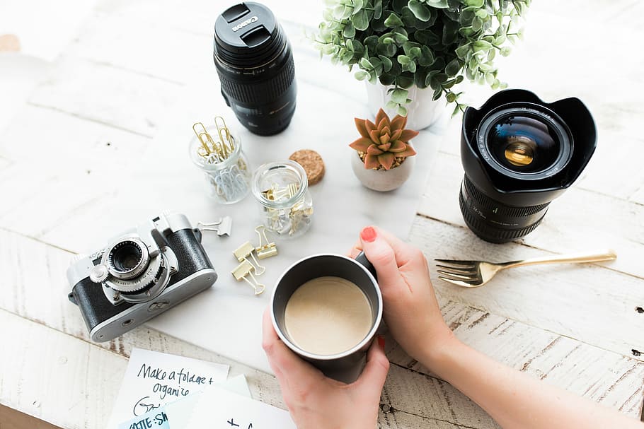persona, celebració, negre, ceràmica, tassa de cafè, al costat, càmera dslr, tassa, ple, cafè, càmera, mà, lent, tapa de lent, tapa de taula, fotografia, emprenedor, cercle, forquilla, clip de paper, suculent, planta, postal, mà humana, vista d’angle alt, una persona, taula, part del cos humà, beure, menjar i beguda, refresc, adult, directament a sobre, a l'interior, cafè - beguda, càmera - equip fotogràfic, càmera digital, 5K