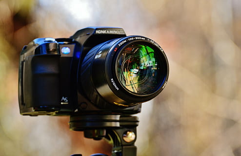 selettivo, fotografia a fuoco, nero, fotocamera dslr, telecamera, vecchio, Minolta, Konica, lente, tripode, fotografia, fotocamera, lenti, vecchia macchina fotografica, luce del flash, fotografo, temi fotografici, tecnologia, macchina fotografica - attrezzatura fotografica, obiettivo - strumento ottico, attrezzatura fotografica, concentrarsi sulle conoscenze acquisite, avvicinamento, singolo oggetto, lente - occhio, Camera digitale, Fotografare, industria cinematografica, cultura artistica e intrattenimento, attività, nessuno, riflessione, attrezzatura, industria, videocamera domestica, le riprese, fotocamera reflex, 5K, CC0, dominio pubblico, privo di copyright
