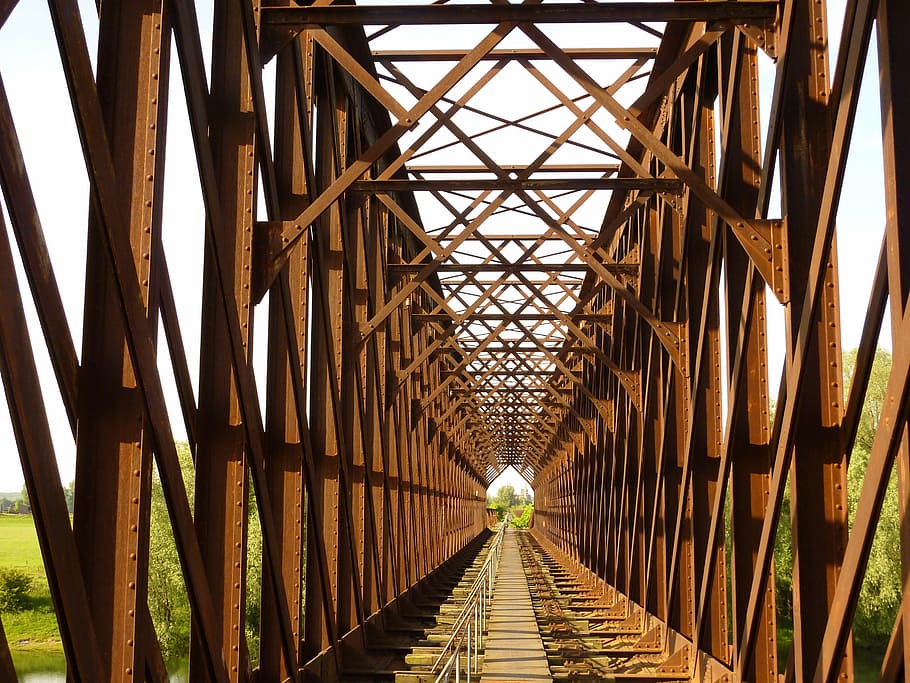 pont ferroviari, òxid, pont, tren, línia de tren, Alemanya, transport, baranes, trens, pista, pistes, pista de tren, travesses, sortir, camp, material de fusta, arquitectura, pont - estructura feta per l'home, estructura construïda, perspectiva decreixent, el camí a seguir, direcció, metall, dia, cap gent, punt de fuga, connexió, naturalesa, patró, a l'aire lliure, llum solar, edifici, sendera, columna arquitectònica, sostre, ferro - metall, 2K